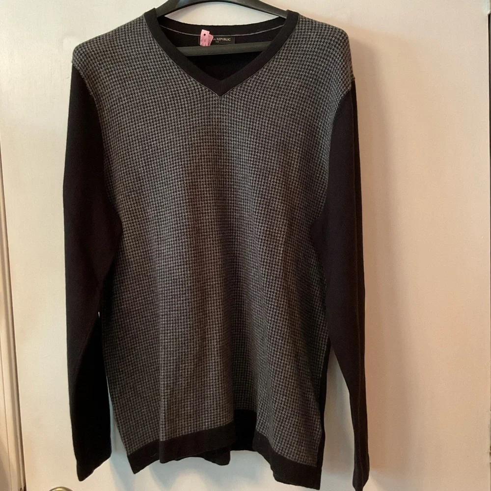 Banana Republic Men’s V-Neck Sweater